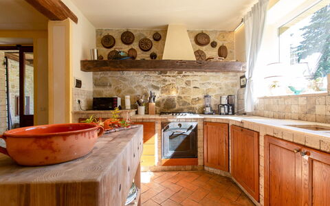 Villa la Felce: Interior Design, Küche, Möbel, Countertop, Flooring, Wand, Holz, Cabinetry, Fussboden, Decke