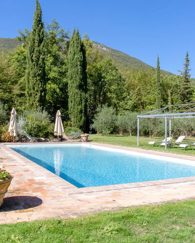 Villa la Felce: Schwimmbad, Resort, Garten, Landscaping, Eco Hotel, Gartenmöbel, Water Feature, Freizeit, Flagstone, Schatten