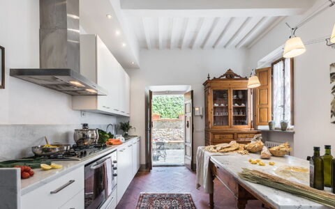 Villa Cerreta: Küche, Möbel, Zuhause, Countertop, Flooring, Interior Design, Küchengerät, Haus, Haushaltsgerät, Beleuchtung
