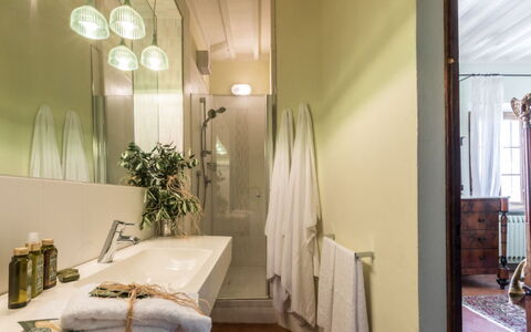 Villa Cerreta: Wand, Interior Design, Flooring, Fussboden, Decke, Beleuchtung, Zuhause, Light Fixture, Zimmer, Badezimmer