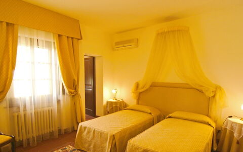 Villa del Lago: Interior Design, Möbel, Fussboden, Flooring, Beleuchtung, Schlafzimmer, Bett, Zimmer, Bettdecke, Decke