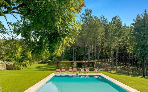 Villa Aiola: Schwimmbad, Garten, Schatten, Rasen, Resort, Landscaping, Eco Hotel, Hinterhof, Garten, Park