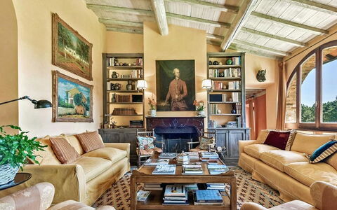 Villa Aiola: Möbel, Zuhause, Interior Design, Couch, Wohnzimmer, Zimmer, Wohnung, Bilderrahmen