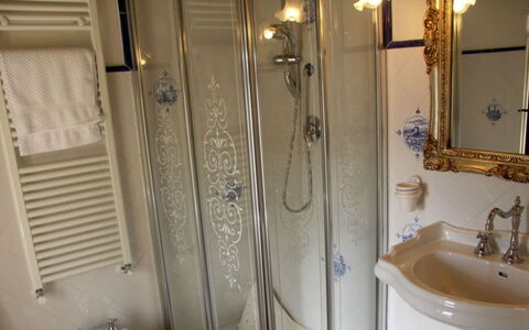 Borgo di Fighine: Wand, Interior Design, Armatur, Beleuchtung, Zapfhahn, Installation, Badezimmer, Zimmer, Fussboden, Spiegel