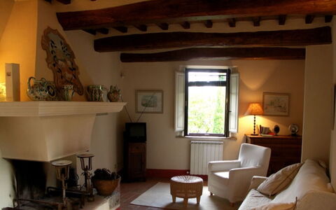 Borgo di Fighine: Möbel, Wand, Interior Design, Holz, Flooring, Zimmer, Wohnzimmer, Bilderrahmen, Beleuchtung, Fussboden