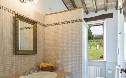Podere Aurora: Wand, Interior Design, Armatur, Flooring, Decke, Fussboden, Installation, Zapfhahn, Badezimmer, Fliese