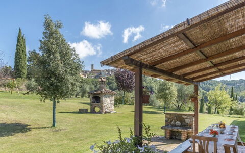 Podere Aurora: Garten, Grundstueck, Gartenmöbel, Schatten, Outdoor Struktur, Landscaping, Gazebo, Hinterhof, Pavillon, Pergola