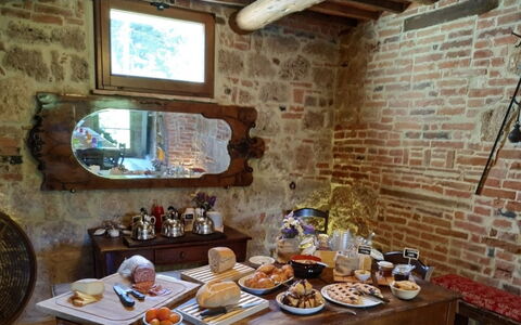 Podere della Bruciata: Möbel, Interior Design, Tabelle, Stuhl, Zimmer, Backstein, Bilderrahmen, Essen, Restaurant, Zimmerpflanze