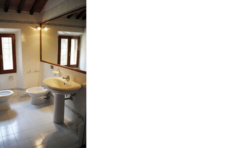 Il Tinaio: Armatur, Flooring, Toilleten Sitz, Badezimmer, Sinken, Fussboden, Interior Design, Bad Sink, Toilette, Zapfhahn