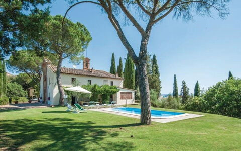 Santo Stefano: Zuhause, Estate, Bauernhaus, Villa, Garten, Landscaping, Rasen, Immergrün, Villa