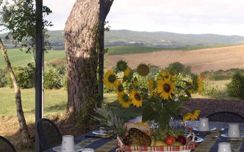 Santo Stefano: Möbel, Tischdecke, Servierware, Essen, Stuhl, Frühstück, Dishware, Gartenmöbel, Teller