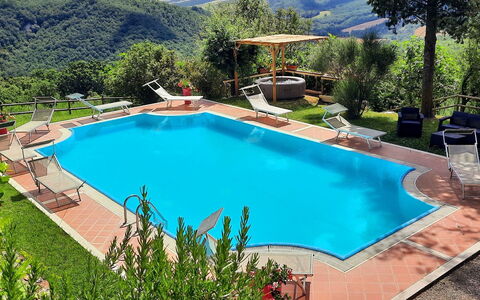 La Palazzina: Schwimmbad, Resort, Menschliche Siedlung, Eco Hotel, Hazienda, Thermae, Gartenmöbel, Ferienort, Sonnenliege, Villa