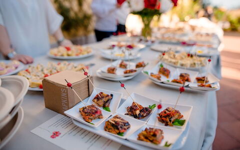 La Palazzina: Essen, Geschirr, Fingerfood, Tabelle, Dishware, Möbel, Servierware, Brunch, Teller