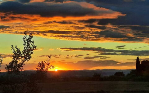 La Palazzina: Himmel, Afterglow, Natur, Sonnenuntergang, Horizont, Dämmerung, Wolke, Orange, Natürliche Landschaft, Gelb