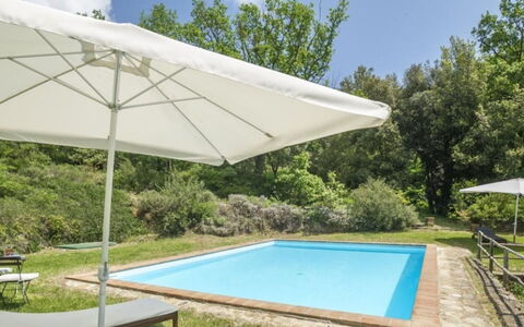 Mulino della Frateria: Regenschirm, Schwimmbad, Gartenmöbel, Möbel, Schatten, Stuhl, Resort, Freizeit, Sonnenliege, Garten