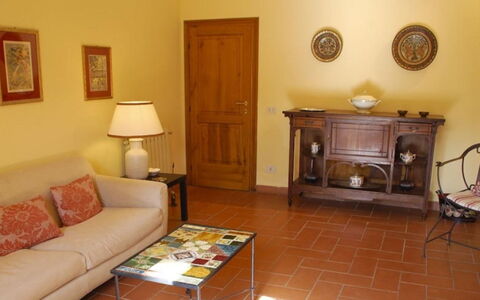 Podere Torre: Möbel, Flooring, Interior Design, Fussboden, Holz, Zimmer, Bilderrahmen, Wohnzimmer, Beleuchtung, Braun