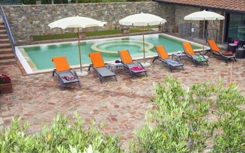 Villa la Tabaccaia: Wohngebiet, Haus, Dach, Zuhause, Fassade, Estate, Menschliche Siedlung, Hazienda, Hütte, Schatten