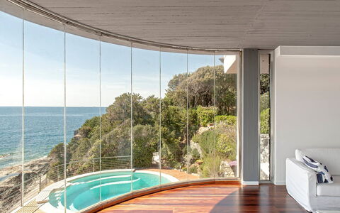 Villa Baia al Mare: Interior Design, Fussboden, Glas, Holzbeize, Schatten, Daylighting, Eco Hotel, Hartholz, Balkon, Schwimmbad