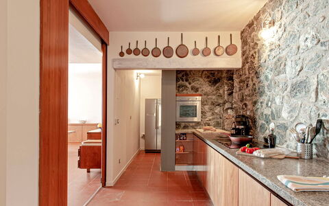 Villa Baia al Mare: Wand, Küche, Holz, Flooring, Interior Design, Countertop, Decke, Fussboden, Zuhause, Light Fixture