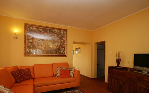 San Giuseppe Villa: Möbel, Interior Design, Wand, Couch, Flooring, Holz, Fussboden, Gelb, Zimmer, Wohnzimmer