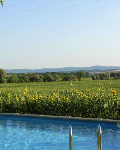 Casalunga: Blau, Schwimmbad, Schatten, Gartenmöbel, Landscaping, Reflexion, Eco Hotel, Water Feature, Hinterhof