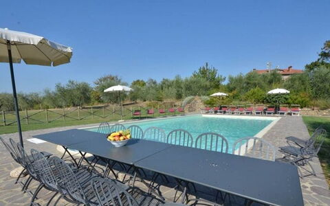 Villa Il Poggio: Möbel, Gartenmöbel, Tabelle, Stuhl, Tisch Im Freien, Rasen, Landscaping, Garten, Schwimmbad, Resort