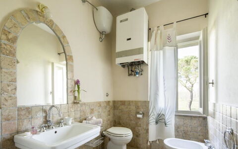 Villa Il Poggio: Wand, Armatur, Interior Design, Flooring, Fussboden, Sinken, Badezimmer, Zapfhahn, Bad Sink, Installation