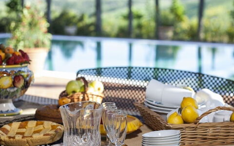 Villa Santa Virginia: Geschirr, Möbel, Servierware, Tabelle, Essen, Drinkware, Dishware, Obst, Tischdecke, Stuhl