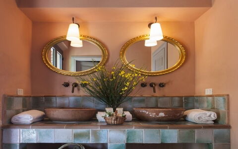 Villa Santa Virginia: Interior Design, Wand, Bad Sink, Armatur, Spiegel, Badezimmer, Beleuchtung, Light Fixture, Installation, Sinken