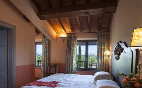 Villa Santa Virginia: Wand, Interior Design, Möbel, Beleuchtung, Schlafzimmer, Zimmer, Bett, Wohnung, Bedding, Stuhl