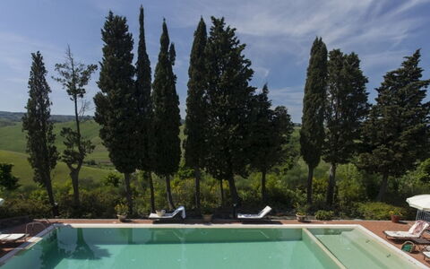 Villa Santa Virginia: Schwimmbad, Gartenmöbel, Eco Hotel, Resort, Stuhl, Sonnenliege, Villa, Ferienort, Landscaping, Hazienda