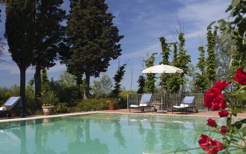 Villa Santa Virginia: Schwimmbad, Gartenmöbel, Resort, Eco Hotel, Regenschirm, Sonnenliege, Stuhl, Hazienda, Schatten, Estate