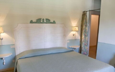 Villa Santa Virginia: Möbel, Schlafzimmer, Bettdecke, Linens, Fussboden, Bedding, Interior Design, Flooring, Bett, Bettrahmen