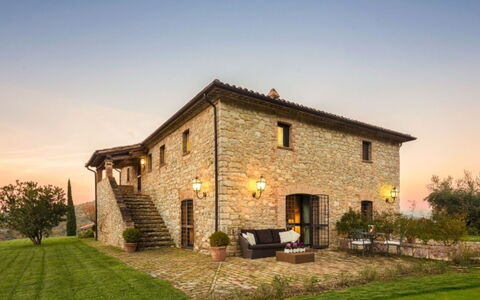 Villa Sibilla: Gras, Die Architektur, Landschaft, Grundstueck, Haus, Ländliches Gebiet, Zuhause, Hütte, Estate, Bauernhaus
