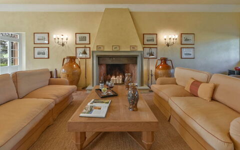 Villa Moscato: Möbel, Interior Design, Couch, Flooring, Wand, Fussboden, Zimmer, Holz, Decke, Wohnzimmer