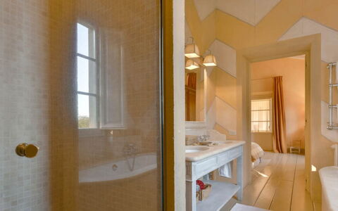 Villa Moscato: Interior Design, Wand, Flooring, Fussboden, Decke, Badezimmer, Armatur, Beleuchtung, Zimmer, Badewanne