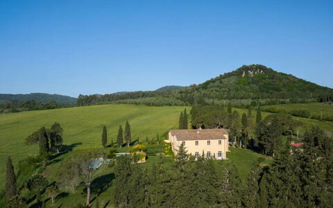Villa Il Serraglio: Landschaft, Grundstueck, Estate, Ländliches Gebiet, Einfach, Feld, Wiese, Bauernhaus, Plantage, Weide