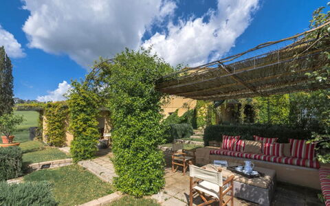 Villa Il Serraglio: Garten, Strauch, Grundstueck, Pflanzengemeinschaft, Landscaping, Ground, Garten, Hinterhof, Estate