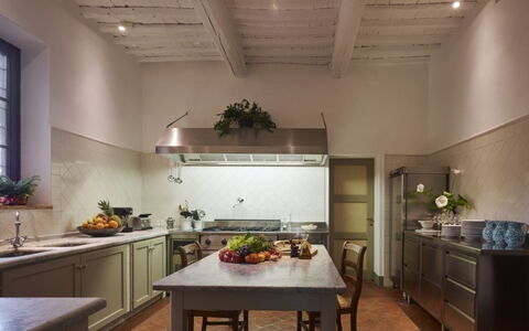 Villa del Riccio: Küche, Interior Design, Flooring, Möbel, Countertop, Decke, Cabinetry, Beleuchtung, Fussboden, Küchengerät
