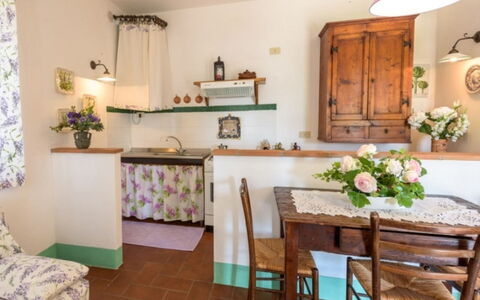 Podere del Mezzadro: Möbel, Interior Design, Flooring, Holz, Zimmer, Fussboden, Beleuchtung, Decke, Tabelle, Küche