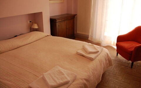 Casale Gioiello: Möbel, Schlafzimmer, Bettdecke, Holz, Bett, Bedding, Fussboden, Linens, Interior Design, Textil