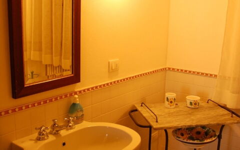 Casale Gioiello: Bad Sink, Wand, Armatur, Interior Design, Sinken, Fussboden, Zapfhahn, Badezimmer, Flooring, Installation
