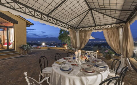 Villa Lucente: Stuhl, Villa, Outdoor Struktur, Eco Hotel, Balkon, Hotel, Hof, Zimmerpflanze, Hazienda, Überdachung