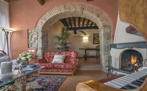 Villa Lucente: Möbel, Wand, Interior Design, Flooring, Beleuchtung, Fussboden, Stuhl, Decke, Tabelle, Wohnzimmer