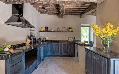 Villa Piuma: Küche, Countertop, Interior Design, Flooring, Holz, Möbel, Cabinetry, Küchengerät, Fussboden, Zuhause