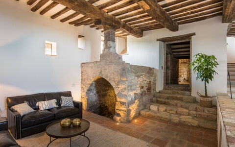 Villa Ugo: Wand, Flooring, Decke, Fussboden, Möbel, Steinwand, Stuhl, Dachboden, Wohnzimmer, Holzboden