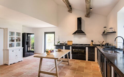 Villa Ugo: Küche, Möbel, Countertop, Flooring, Interior Design, Küchengerät, Holz, Cabinetry, Herd, Fussboden