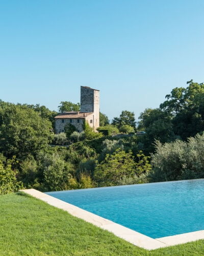 Villa Ugo: Schwimmbad, Strauch, Grundstueck, Garten, Landscaping, Rasen, Estate, Water Feature, Schatten, Garten