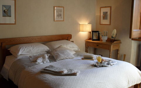 Villa Antonella: Bett, Möbel, Bedding, Schlafzimmer, Bettdecke, Holz, Interior Design, Linens, Fussboden, Textil
