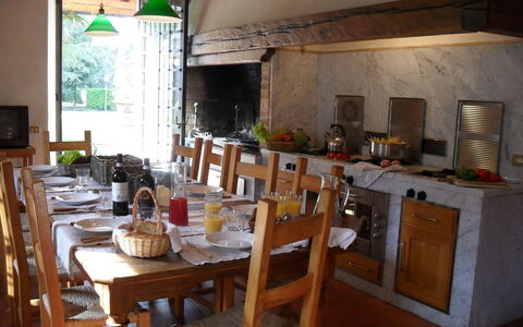 Villa Antonella: Möbel, Holz, Küche, Interior Design, Küche & Esszimmer Tisch, Tabelle, Flooring, Countertop, Stuhl, Decke